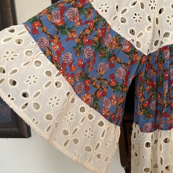 BOUTIQUE Blue/Red/Tan Floral Blouse w/Eyelet Tiers,Size Large, EUC. - Picture 3 of 6